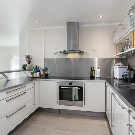 Exclusive 4-room In The Heart Of Downtown *